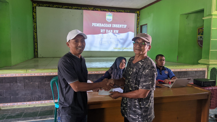 Pembagian Insentif RT/RW Desa Sukajaya Sekaligus Sosialisasi PBB-P2