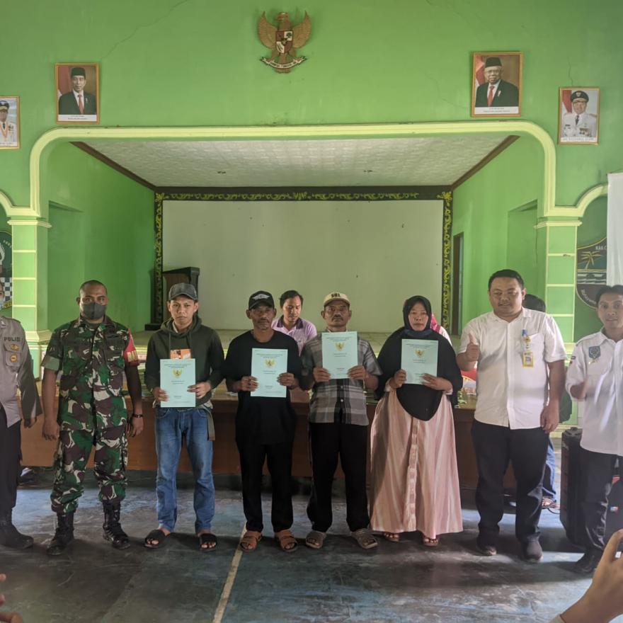 PENYERAHAN SERTIFIKAT TANAH PROGRAM PTSL TAHUN 2022 TAHAP PERRTAMA DI DESA SUKAJAYA