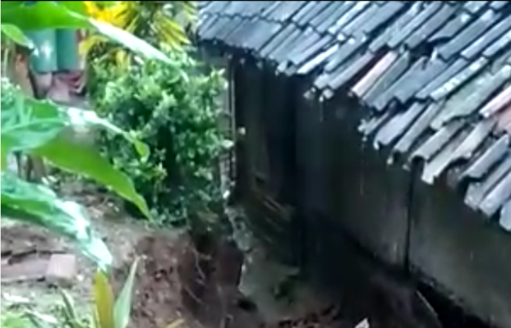 Akibat Hujan Deras Satu Rumah Disukajaya Tertimpa Longsor