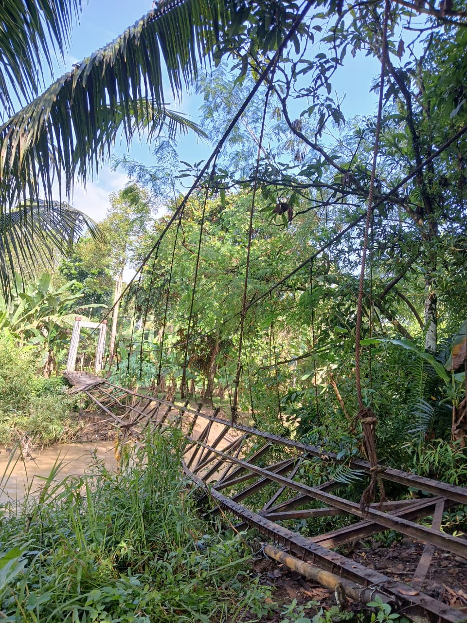 Diterjang Banjir dan Tersangkut Bambu, Jembatan Penghubung Warga Sukamaju Putus Seketika