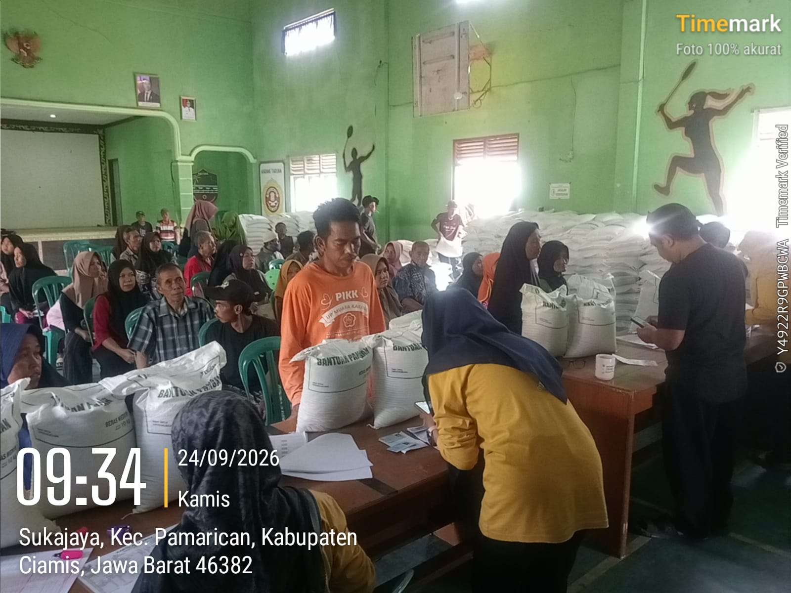 Pembagian Bantuan Pangan Beras bagi 835 KPM Desa Sukajaya